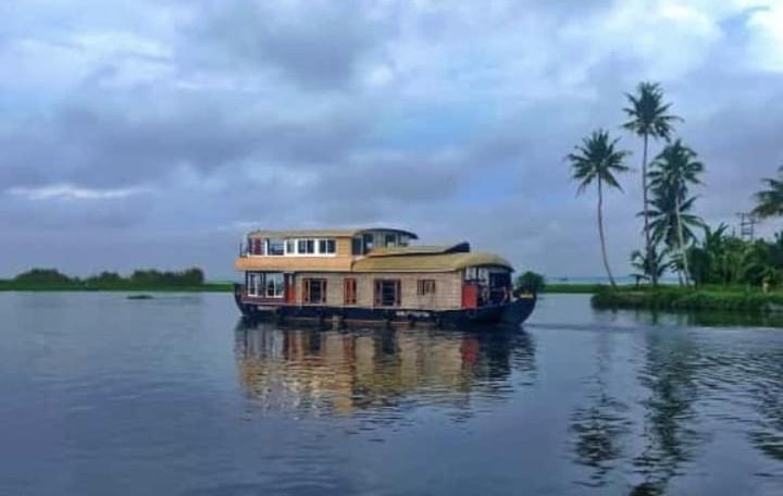 Grand Villa Houseboat Kumarakom Esterno foto