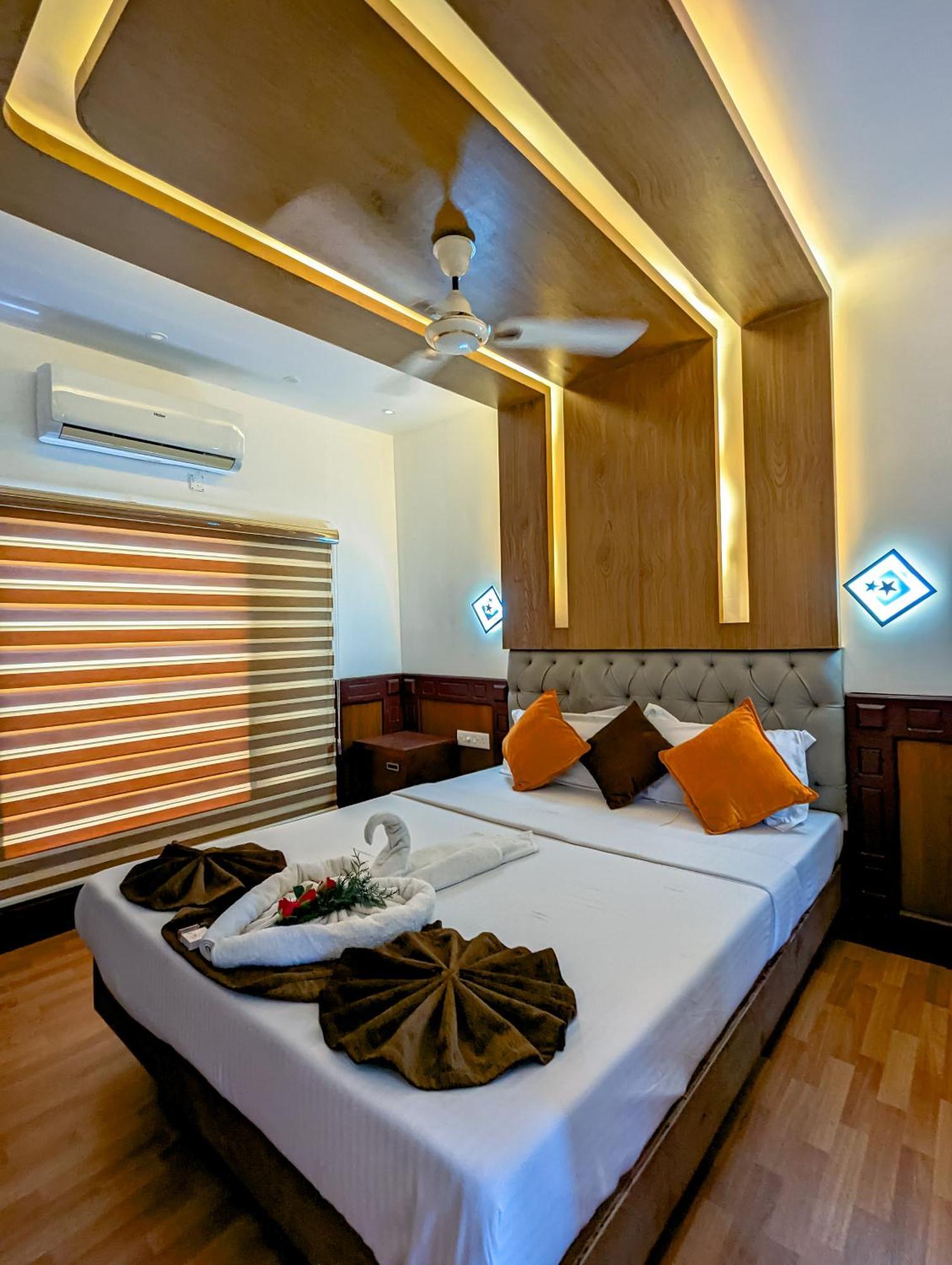 Grand Villa Houseboat Kumarakom Esterno foto