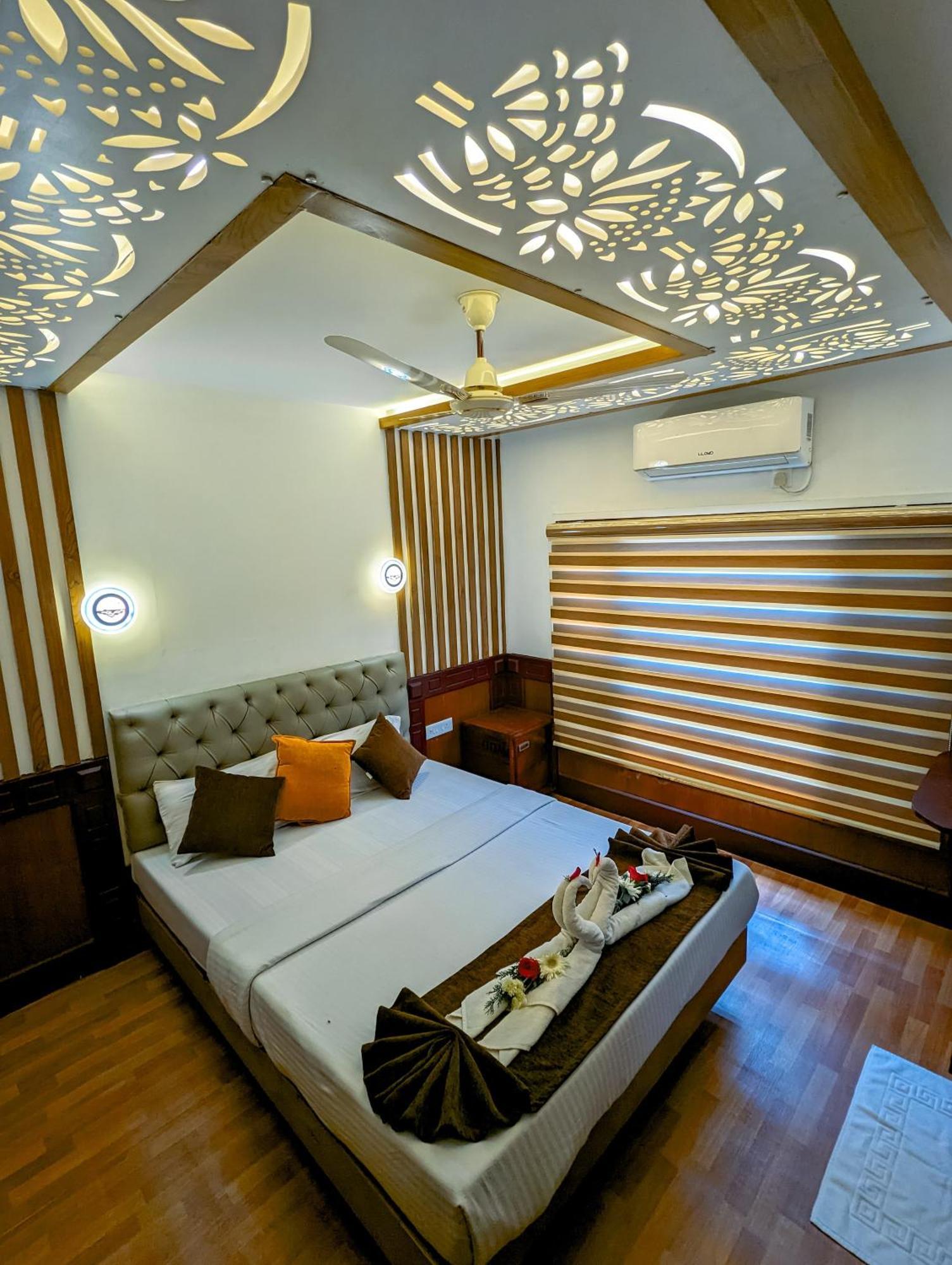 Grand Villa Houseboat Kumarakom Esterno foto