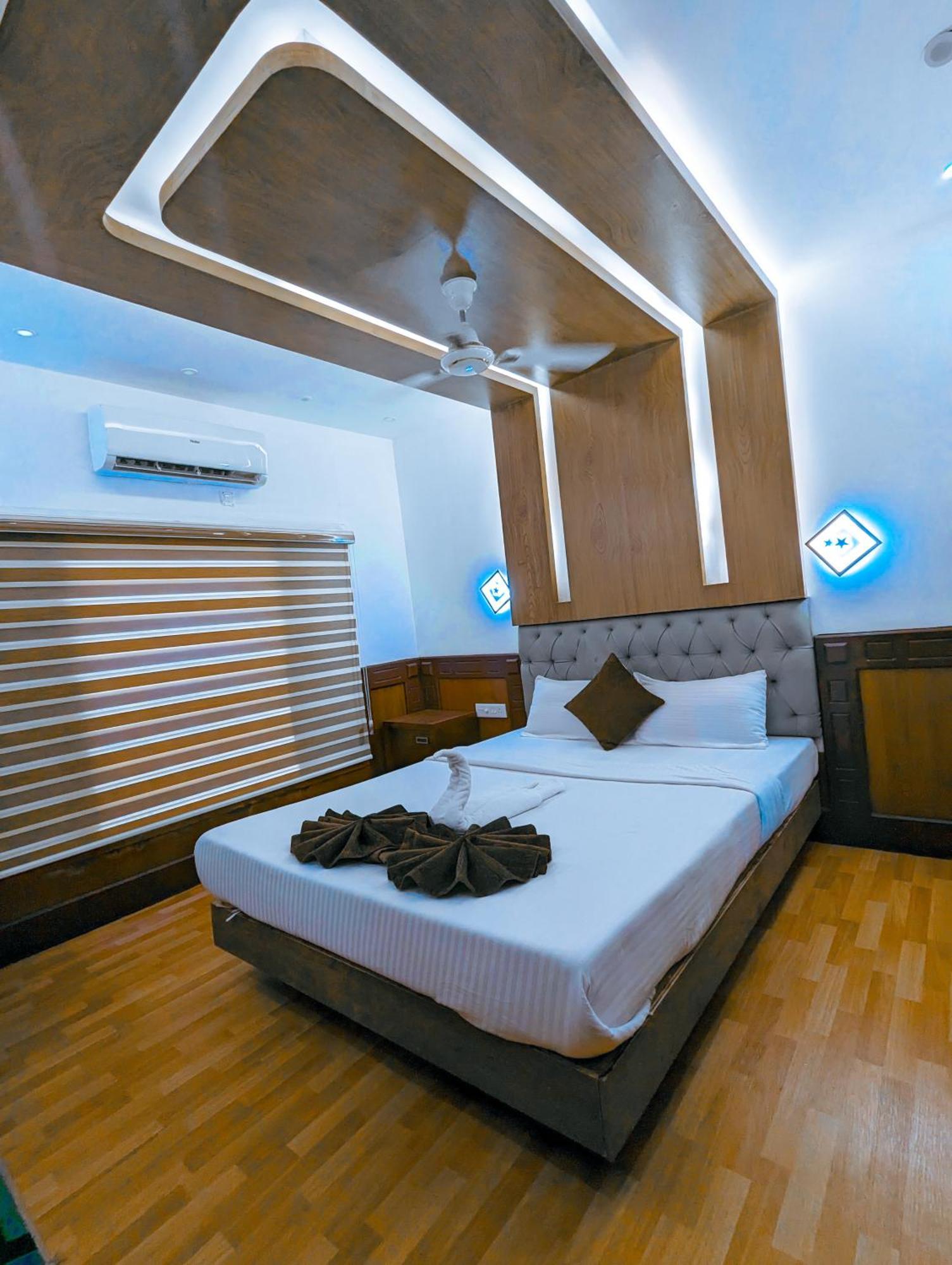 Grand Villa Houseboat Kumarakom Esterno foto