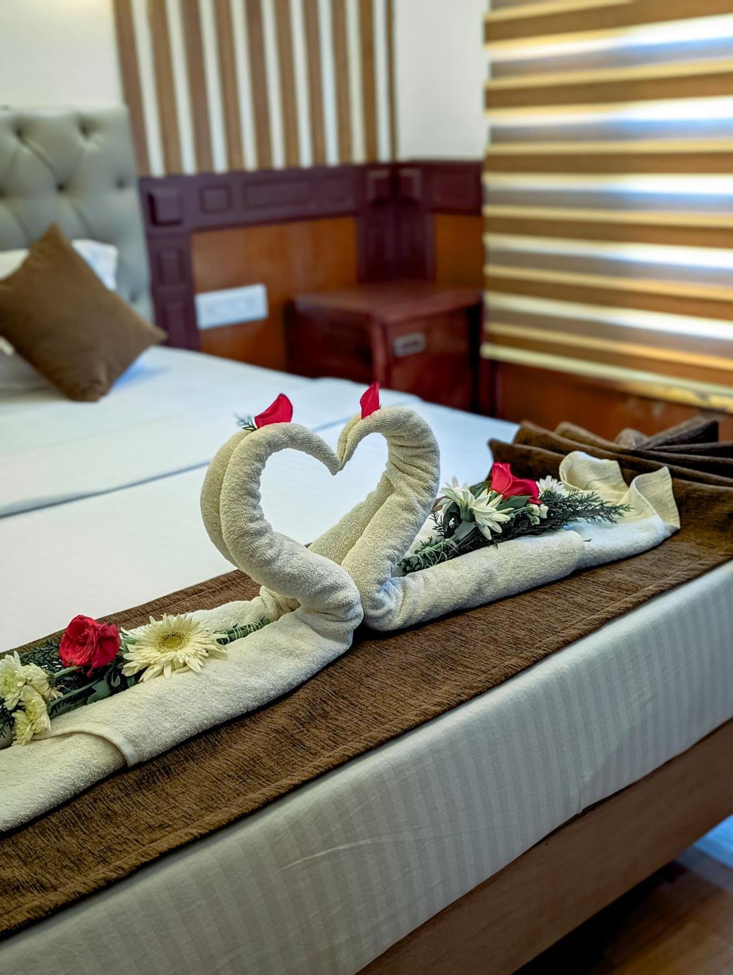Grand Villa Houseboat Kumarakom Esterno foto